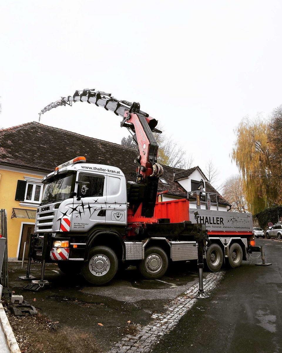 LKW mit Kran der Firma KLT GmbH