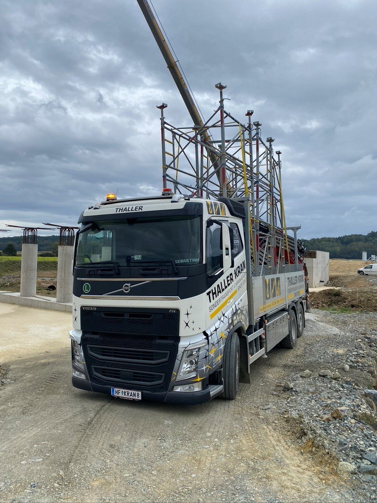 LKW mit Kran der KLT GmbH